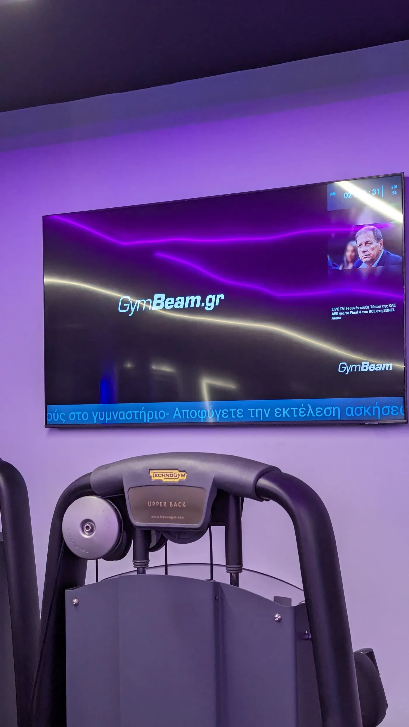 Οθόνη Gaze που παίζει διαφημιστικό spot GymBeam σε γυμναστήριο